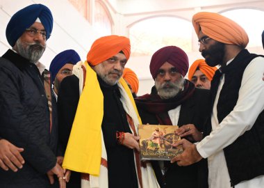 NEW DELHI INDIA JANUARY 6. 2025 Delhi gurdwara komitesi Başkanı Harmeet Singh Kalka ve Üyeler Gurdwara Rakab Ganj Sahib 'de Guru Govind Singh' in Prakash Parv kutlamaları vesilesiyle 6 Ocak 2025 'te Birlik İçişleri Bakanı Amit Şah' a yardımcı oldular.