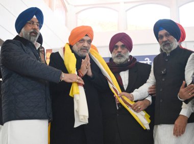 NEW DELHI INDIA JANUARY 6. 2025 Delhi gurdwara komitesi Başkanı Harmeet Singh Kalka ve Üyeler Gurdwara Rakab Ganj Sahib 'de Guru Govind Singh' in Prakash Parv kutlamaları vesilesiyle 6 Ocak 2025 'te Birlik İçişleri Bakanı Amit Şah' a yardımcı oldular.