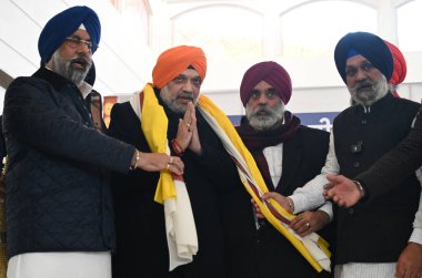 NEW DELHI INDIA JANUARY 6. 2025 Delhi gurdwara komitesi Başkanı Harmeet Singh Kalka ve Üyeler Gurdwara Rakab Ganj Sahib 'de Guru Govind Singh' in Prakash Parv kutlamaları vesilesiyle 6 Ocak 2025 'te Birlik İçişleri Bakanı Amit Şah' a yardımcı oldular.