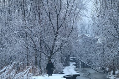 6 Ocak 2025 'te Srinagar Hindistan' da kar yağışı sonrası Dal Gölü 'nün iç kısımlarında kar üzerinde yürüyen bir adam Waseem Andrabi Hindustan Times tarafından çekilmiştir.