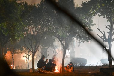 NEW DELHI INDIA JANUARY 4. 2025 Dün gece Rajendra Nagar 'da yoğun bir sis tabakası gelişti. 4 Ocak 2025' te Yeni Delhi Hindistan 'da yoğun bir sis örtüsü bir kez daha, Cumartesi sabahı ulusal başkentimiz Delhi' yi silip süpürdü.