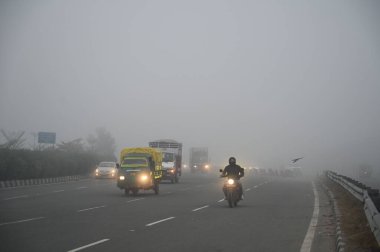 GURUGRAM INDIA JANUARY 4. 2025 Düşük görüş mesafesi sırasında, Ambience Mall yakınlarındaki Ulusal Otoyol 48 'de 4 Ocak 2025 tarihinde yoğun sis örtüsü ile bir kez daha yoğun bir şekilde yutulan ulusal sis bulutu ile yavaş bir şekilde seyahat ediyor.