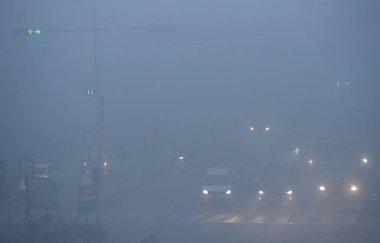 GHAZIABAD INDIA JANUARY 4. 2025 Yoğun bir sis tabakası 4 Ocak 2025 'te Ghaziabad Hindistan' da Hapur sınır kapısında sabahın erken saatlerinde yoğun bir sis örtüsü tarafından yutuldu.
