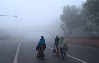 NEW DELHI INDIA JANUARY 4 Ocak 2025 'te ITO Geçidi' nde sis tabakası 4 Ocak 2025 'te Yeni Delhi Hindistan' da yoğun bir sis örtüsü bir kez daha yoğun bir şekilde yutulan ulusal başkent Delhi 'nin görünürlüğünü birkaç alanda sıfıra düşürüyor. 