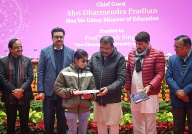 NEW DELHI INDIA JANUARY 4 2025 Dharmendra Pradhan Union Eğitim Bakanı Manoj Tiwari ile birlikte Samarpan Samaroh döneminde görme engelli öğrencilere tablet ve dizüstü bilgisayar dağıtıyor. 