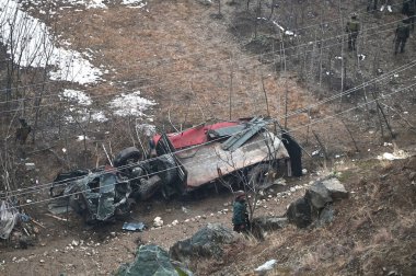 SRINAGAR INDIA JANUARY 4. 2025 Ordu askerleri Bandipora 'nın Wular bakış açısına göre 4 Ocak 2025' te Srinagar Hindistan 'da en az dört asker öldü ve birkaç asker yaralandı.