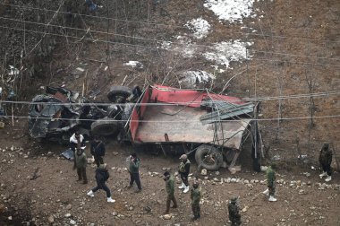 SRINAGAR INDIA JANUARY 4. 2025 Ordu askerleri Bandipora 'nın Wular bakış açısına göre 4 Ocak 2025' te Srinagar Hindistan 'da en az dört asker öldü ve birkaç asker yaralandı.