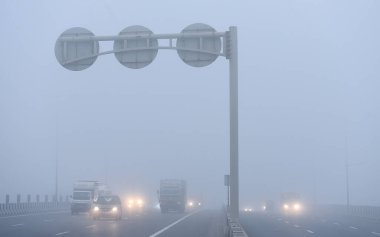 GHAZIABAD INDIA HAZIABAD 5 Ocak 2025 Yoğun bir sis tabakası Delhi Meerut Otoyolu 'nda sabahın erken saatlerinde yutulan yoğun sis tabakası 5 Ocak 2025 tarihinde Gaziabad Hindistan' da bir kez daha yoğun bir sis örtüsü ile Cumartesi sabahı Delhi 'yi sardı.