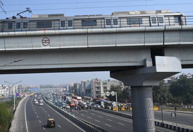 Başbakan Narendra Modi 'nin Delhi Meerut Bölgesel Hızlı Geçiş Sistemi RRTS' nin 13 km 'lik bölümünün açılışını yapmak üzere Doğu Delhi' ye gelişi nedeniyle Akshardham yakınlarındaki NH24 'te durdurulan NEW DELHI INDIA JANUARY 5. 2025