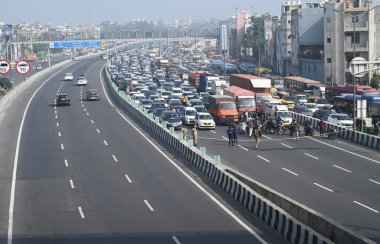 Başbakan Narendra Modi 'nin Delhi Meerut Bölgesel Hızlı Geçiş Sistemi RRTS' nin 13 km 'lik bölümünün açılışını yapmak üzere Doğu Delhi' ye gelişi nedeniyle Akshardham yakınlarındaki NH24 'te durdurulan NEW DELHI INDIA JANUARY 5. 2025