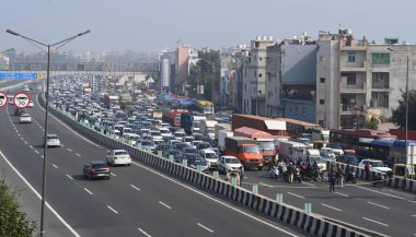 Başbakan Narendra Modi 'nin Delhi Meerut Bölgesel Hızlı Geçiş Sistemi RRTS' nin 13 km 'lik bölümünün açılışını yapmak üzere Doğu Delhi' ye gelişi nedeniyle Akshardham yakınlarındaki NH24 'te durdurulan NEW DELHI INDIA JANUARY 5. 2025
