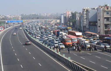 NEW DELHI INDIA JANUARY 5 2025 Traffic being stopped on NH24 near Akshardham as Prime Minister Narendra Modi arrived in East Delhi to inaugurate the Namo Bharat Rapid Train a 13 km stretch of the Delhi Meerut Regional Rapid Transit System RRTS corrid clipart