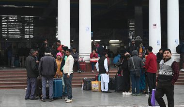 NEW DELHI INDIA 4 JANUARY 4. 2025 Yolcular, Yeni Delhi Tren İstasyonu 'nda kendilerini yünlü kumaşlarla örten bir platformda oturuyorlar 4 Ocak 2025' te yoğun sis nedeniyle yoğun tren seferleri bir zamanlar agai yoğun bir sis örtüsü altında kalmıştır.