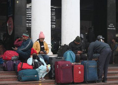 NEW DELHI INDIA 4 JANUARY 4. 2025 Yolcular, Yeni Delhi Tren İstasyonu 'nda kendilerini yünlü kumaşlarla örten bir platformda oturuyorlar 4 Ocak 2025' te yoğun sis nedeniyle yoğun tren seferleri bir zamanlar agai yoğun bir sis örtüsü altında kalmıştır.