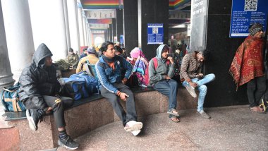 NEW DELHI INDIA 4 JANUARY 4. 2025 Yolcular, Yeni Delhi Tren İstasyonu 'nda kendilerini yünlü kumaşlarla örten bir platformda oturuyorlar 4 Ocak 2025' te yoğun sis nedeniyle yoğun tren seferleri bir zamanlar agai yoğun bir sis örtüsü altında kalmıştır.