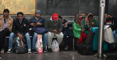 NEW DELHI INDIA 4 JANUARY 4. 2025 Yolcular, Yeni Delhi Tren İstasyonu 'nda kendilerini yünlü kumaşlarla örten bir platformda oturuyorlar 4 Ocak 2025' te yoğun sis nedeniyle yoğun tren seferleri bir zamanlar agai yoğun bir sis örtüsü altında kalmıştır.