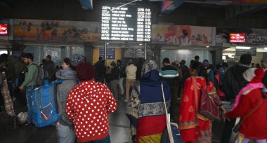 NEW DELHI INDIA 4 JANUARY 4. 2025 Yolcular, Yeni Delhi Tren İstasyonu 'nda kendilerini yünlü kumaşlarla örten bir platformda oturuyorlar 4 Ocak 2025' te yoğun sis nedeniyle yoğun tren seferleri bir zamanlar agai yoğun bir sis örtüsü altında kalmıştır.