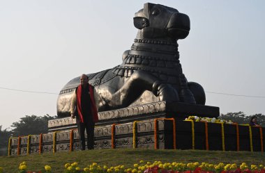 NEW DELHI INDIA JANUARY 5 2025 Lieutenant Governor Delhi Vinai Kumar Saxena Inaugurating statue of Nandi at Yamuna Vatika in Yamuna flood area on January 5 2025 in New Delhi India A majestic 47 5 tonne statue of Nandi has been installed near the Geet clipart