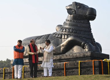 NEW DELHI INDIA JANUARY 5 2025 Lieutenant Governor Delhi Vinai Kumar Saxena along with Minister of State Ministry of Corporate Affairs and Ministry of Road Transport and Highways Harsh Malhotra and North East Delhi MP Manoj Tiwari Inaugurating statue clipart