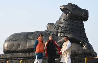 NEW DELHI INDIA JANUARY 5 2025 Lieutenant Governor Delhi Vinai Kumar Saxena along with Minister of State Ministry of Corporate Affairs and Ministry of Road Transport and Highways Harsh Malhotra and North East Delhi MP Manoj Tiwari Inaugurating statue clipart