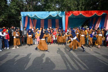 NOIDA INDIA JANUARY 5 Ocak 2025 Sikh hayranları, 5 Ocak 2025 'te No. 2025' te Prakash Utsav 'ın 358. doğum yıldönümü ve son Sikh Guru Gobind Singh' in bir parçası olarak çıkarılan Nagar Kirtan alayı sırasında Gatka dövüş sanatları becerilerini sergiliyorlar.