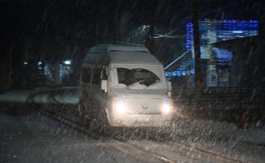 5 Ocak 2025 'te Srinagar Hindistan' da kar yağışı sırasında SRINAGAR INDIA HAZİRAN 5 2025 Araçlar yolda ilerlerken, Srinagar şehri de dahil olmak üzere Kaşmir 'in çoğu bölgesi Pazar günü Merkür' ün dondurucu soğuğa yakın durmasıyla taze bir kar yağışı aldı.