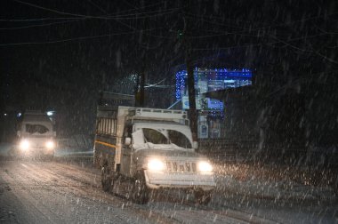 5 Ocak 2025 'te Srinagar Hindistan' da kar yağışı sırasında SRINAGAR INDIA HAZİRAN 5 2025 Araçlar yolda ilerlerken, Srinagar şehri de dahil olmak üzere Kaşmir 'in çoğu bölgesi Pazar günü Merkür' ün dondurucu soğuğa yakın durmasıyla taze bir kar yağışı aldı.