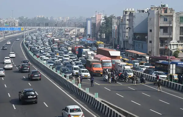 Başbakan Narendra Modi 'nin Delhi Meerut Bölgesel Hızlı Geçiş Sistemi RRTS' nin 13 km 'lik bölümünün açılışını yapmak üzere Doğu Delhi' ye gelişi nedeniyle Akshardham yakınlarındaki NH24 'te durdurulan NEW DELHI INDIA JANUARY 5. 2025