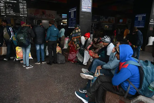 NEW DELHI INDIA 4 JANUARY 4. 2025 Yolcular, Yeni Delhi Tren İstasyonu 'nda kendilerini yünlü kumaşlarla örten bir platformda oturuyorlar 4 Ocak 2025' te yoğun sis nedeniyle yoğun tren seferleri bir zamanlar agai yoğun bir sis örtüsü altında kalmıştır.