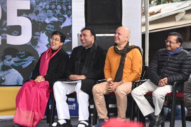 YENİ DELHI INDIA JANUARY 7. 2025 Delhi Genel Sekreteri Atishi Aam Aadmi Parti AAP başkanı Arvind Kejriwal ve parti liderleri Manish Sisodia ve Gopal Rai Delhi Meclis seçimleri için yapılacak parti kampanya şarkısının açılışında 