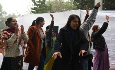 NEW DELHI INDIA JANUARY 7. 2025 Aam Aadmi Partisi AAP Ulusal Kongre Üyesi Arvind Kejriwal Delhi başkanı Manish Sisodia Gopal Rai, AAP 'nin seçim kampanyası şarkısını AAP Genel Merkezi' nde 2025 Phir Layenge Kejriwal 'da başlattı