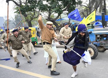 CHANDIGARH, INDIA, Jagatr Singh hawara 'nın babası Gurcharan Singh' i ve diğerlerini 7 Ocak 2025 'ten beri Chandigarh Hindistan' ın 43. Bölünen Yolu 'nda 7 Ocak 2025' te düzenlenen Kaumi Insaf Morcha protestosu sırasında gözaltına aldı. 