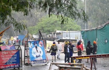 CHANDIGARH, INDIA, HAZİRAN 7, 2025 Qaumi Insaaf Morcha gösterileri sırasında YPS Chowk yakınlarındaki Chandigarh mohali sınırında 7 Ocak 2025 'ten bu yana Chandigarh Hindistan' da Quami Insaaf Morcha üyeleri