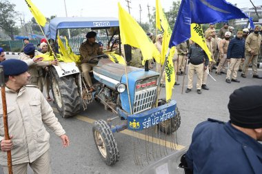 CHANDIGARH INDIA JANUARY 7 2025 Chandigarh police seized the tractor of protesters during the Qaumi Insaaf Morcha demonstration at the Sector 43 52 dividing road on January 7 2025 in Chandigarh India Since February 2023 Quami Insaaf Morcha members ha clipart