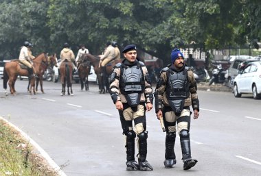 CHANDIGARH, INDIA, JANUARY 7, 2025 Chandigarh Polis personeli Qaumi Insaaf Morcha gösterisi sırasında Chandigarh mohali sınırında 7 Ocak 2025 'ten beri Chandigarh Hindistan' da 