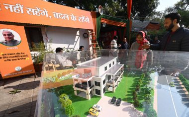 NEW DELHI INDIA JANUARY 8. 2025 İnsanlar eski Delhi CM Arvind Kejriwal 'ın bir modelini 8 Ocak 2025 tarihinde Pandit Pant Marg' da Delhi Pradesh BJP ofisinde sergilenirken görüyorlar.
