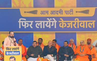 NEW DELHI INDIA JANUARY 8. 2025 Aam Aadmi Partisi Ulusal Kongre Üyesi Arvind Kejriwal, 8 Ocak 2025 tarihinde Hindistan 'ın Yeni Delhi kentinde papazlara verilen AAPs anketini başlatan parti genel merkezinde düzenlenen bir program sırasında Hindu rahiple buluştu.