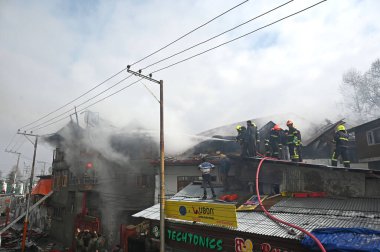 SRINAGAR INDIA JANUARY 8 2025 Firefighters and civilians work to extinguish a fire on residential houses at Hazratbal area on January 8 2025 in Srinagar India Photo by Waseem Andrabi Hindustan Times clipart