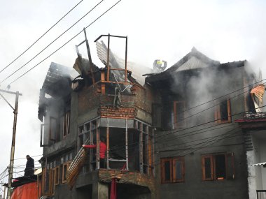 SRINAGAR INDIA HAZİRAN 8. 2025 İtfaiyeciler ve siviller, 8 Ocak 2025 'te Srinagar Hindistan' da Hazretbal bölgesinde, Waseem Andrabi Hindustan Times tarafından çekilen yangını söndürmek için çalışıyorlar.