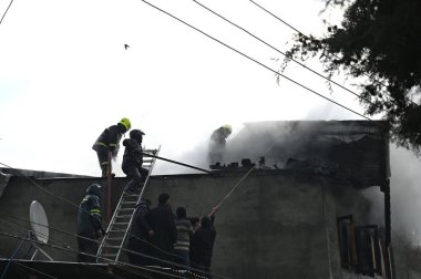 SRINAGAR INDIA HAZİRAN 8. 2025 İtfaiyeciler ve siviller, 8 Ocak 2025 'te Srinagar Hindistan' da Hazretbal bölgesinde, Waseem Andrabi Hindustan Times tarafından çekilen yangını söndürmek için çalışıyorlar.