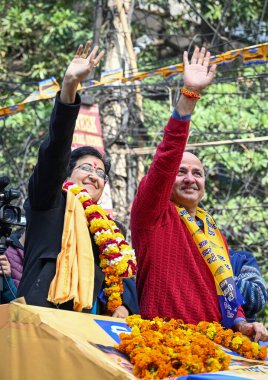 Aam Admi Partisi 'nden yaklaşan Vidhan Sabha Seçimleri için Kalkaji Seçmenleri' nden 13 Ocak 2025 Atishi Adayları, AAP lideri Manish Sisodia ile birlikte bir yol fuarı sırasında Adaylık belgelerini doldururken görüldü. 