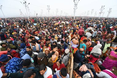 PRAYAGRAJ INDIA 13 HAZİRAN 2025 Dindarlar, 13 Ocak 2025 'te Maha Kumbh Mela sırasında Ganj ve Saraswati nehirlerinin birleştiği Sangam' da toplandı.