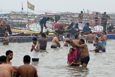 PRAYAGRAJ INDIA 13 HAZİRAN 2025 Dindarlar Sangam 'da kutsal bir dalış yapar 13 Ocak 2025 tarihinde Maha Kumbh Mela sırasında Ganj Yamuna ve Saraswati nehirlerinin birleştiği yerde Hindistan Prayagraj' da 45 gün Mahakumbh Mela 2025 en büyük gath olarak kutlanır.