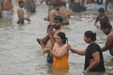 PRAYAGRAJ INDIA 13 HAZİRAN 2025 Dindarlar Sangam 'da kutsal bir dalış yapar 13 Ocak 2025 tarihinde Maha Kumbh Mela sırasında Ganj Yamuna ve Saraswati nehirlerinin birleştiği yerde Hindistan Prayagraj' da 45 gün Mahakumbh Mela 2025 en büyük gath olarak kutlanır.