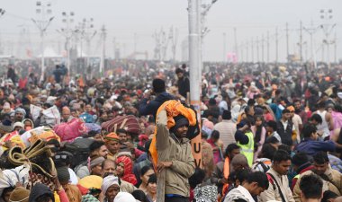 13 Ocak 2025 'te Maha Kumbh Mela sırasında kaybettikleri akrabalarını arayan 13 Ocak 2025' te Hindistan Prayagraj 'da 45 gün süren Mahakumbh Mela 2025 Dünya üzerindeki en büyük toplantı olarak kutlandı.