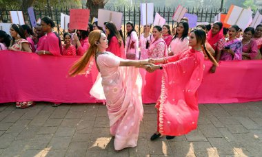 MUMBAI INDIA JANUARY 13. 2025 Transgender cemaati üyeleri, 13 Ocak 2025 tarihinde Bhushan Koyande tarafından Hindistan 'da transgender bireylere anayasal haklar tanınması için Kinnar Maa Trust tarafından düzenlenen pembe bir mitinge katıldılar. 