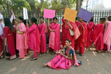 MUMBAI INDIA JANUARY 13. 2025 Transgender cemaati üyeleri, 13 Ocak 2025 tarihinde Bhushan Koyande tarafından Hindistan 'da transgender bireylere anayasal haklar tanınması için Kinnar Maa Trust tarafından düzenlenen pembe bir mitinge katıldılar. 