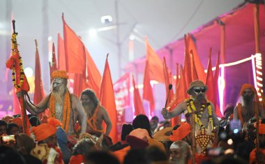 PRAYAGRAJ INDIA 14 HAZİRAN Naga Sadhu geçit töreni 14 Ocak 2025 tarihinde Makar Sankranti vesilesiyle Prayagraj Hindistan 'da her 12 yılda bir düzenlenen mega ruhani festival, yıkanmak için bir araya gelen milyonlarca dindarın ilgisini çekiyor. 