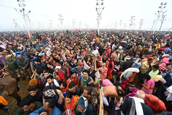 PRAYAGRAJ INDIA 13 HAZİRAN 2025 Dindarlar, 13 Ocak 2025 'te Maha Kumbh Mela sırasında Ganj ve Saraswati nehirlerinin birleştiği Sangam' da toplandı.