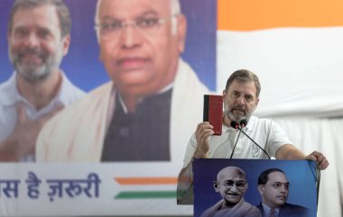 YENİ DELHI INDIA 13 HAZİRAN 2025 Lok Sabha Muhalefet Lideri ve Kongre Başkanı Rahul Gandhi, Delhi Meclisi seçimleri öncesinde Seelampur bölgesinde Zero Pushta 'da yapılan Jai Bapu Jai Bhim Jai Jai Jai Samvidhan halk toplantısında yaptıkları konuşmada